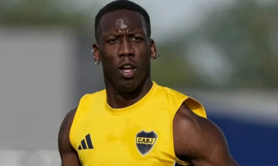 Advíncula rescindió su contrato con Boca y podría volver a Perú