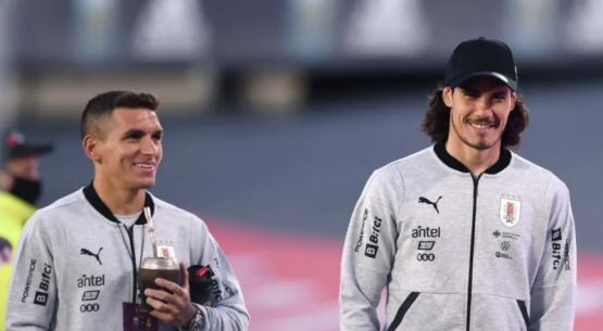 Torreira se postuló para Boca y defendió a Cavani